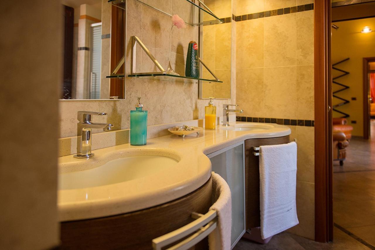 Luxury Home Bosa Apartment Екстер'єр фото