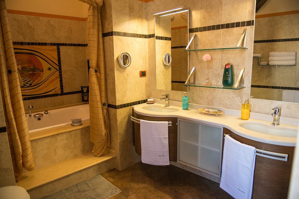 Luxury Home Bosa Apartment Екстер'єр фото